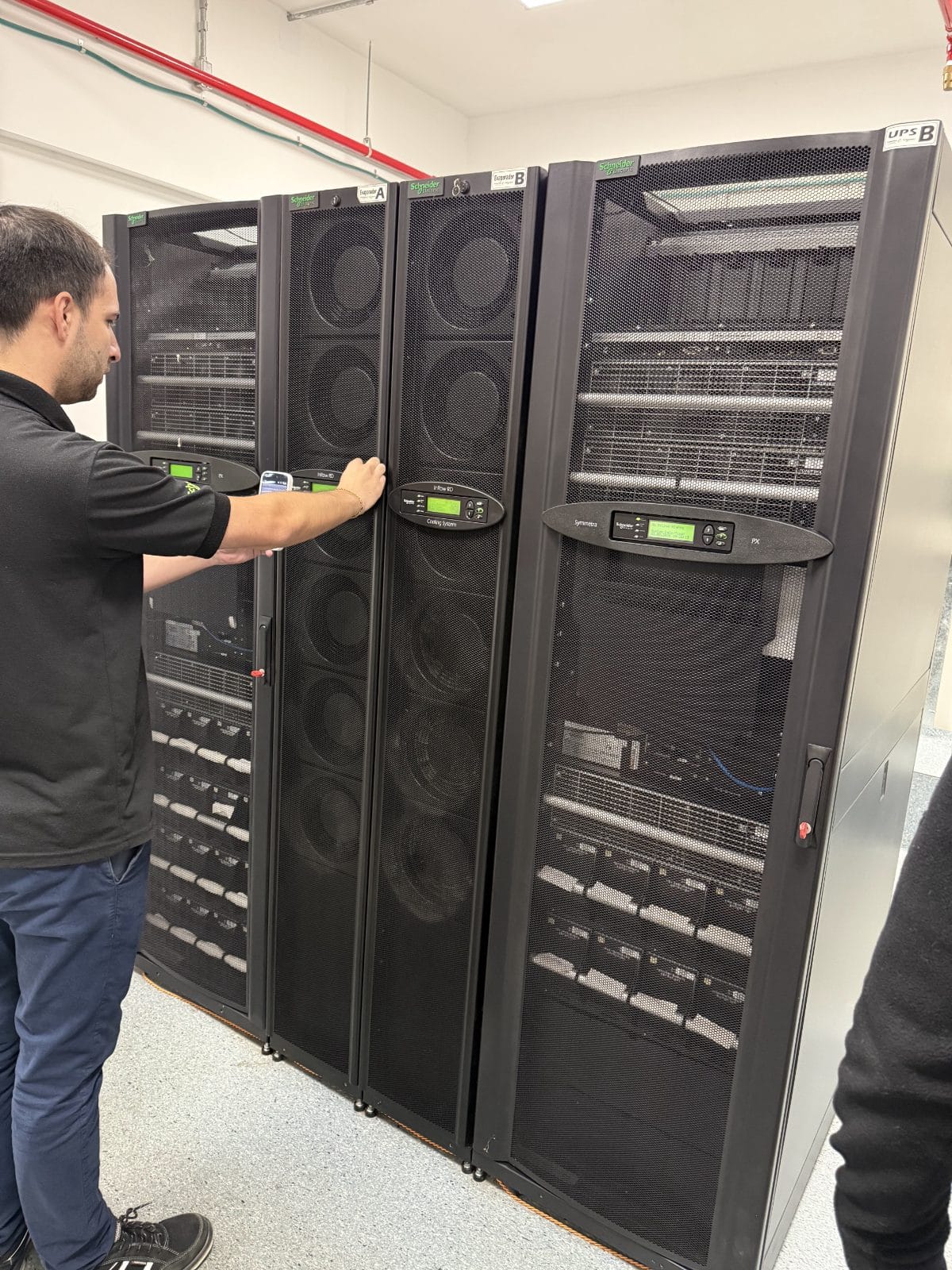 Técnico de PowerPlus trabajando en una unidad de enfriamiento InRow
